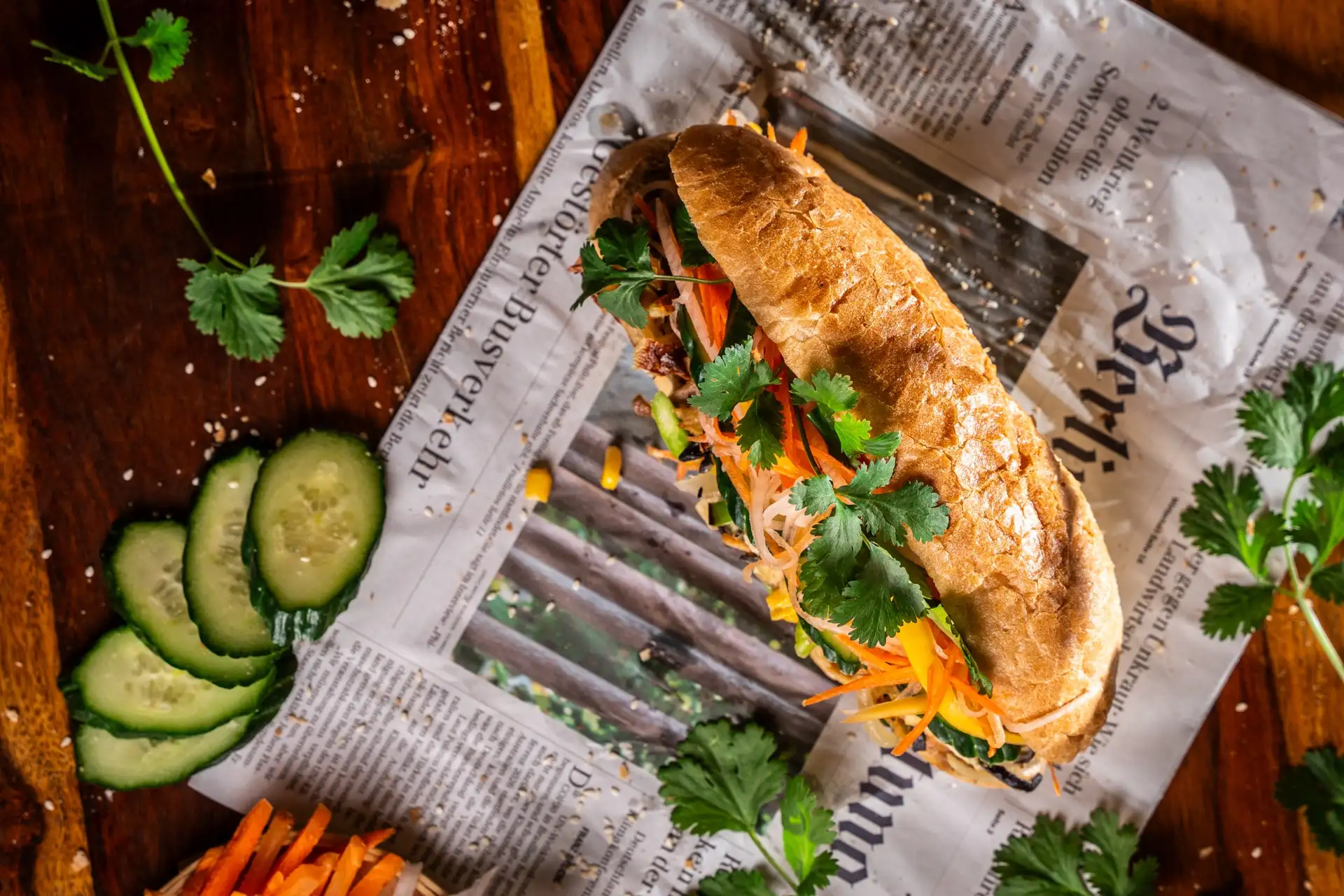 Bánh Mì mit Koriander, Gurke und Karotten auf Zeitungspapier