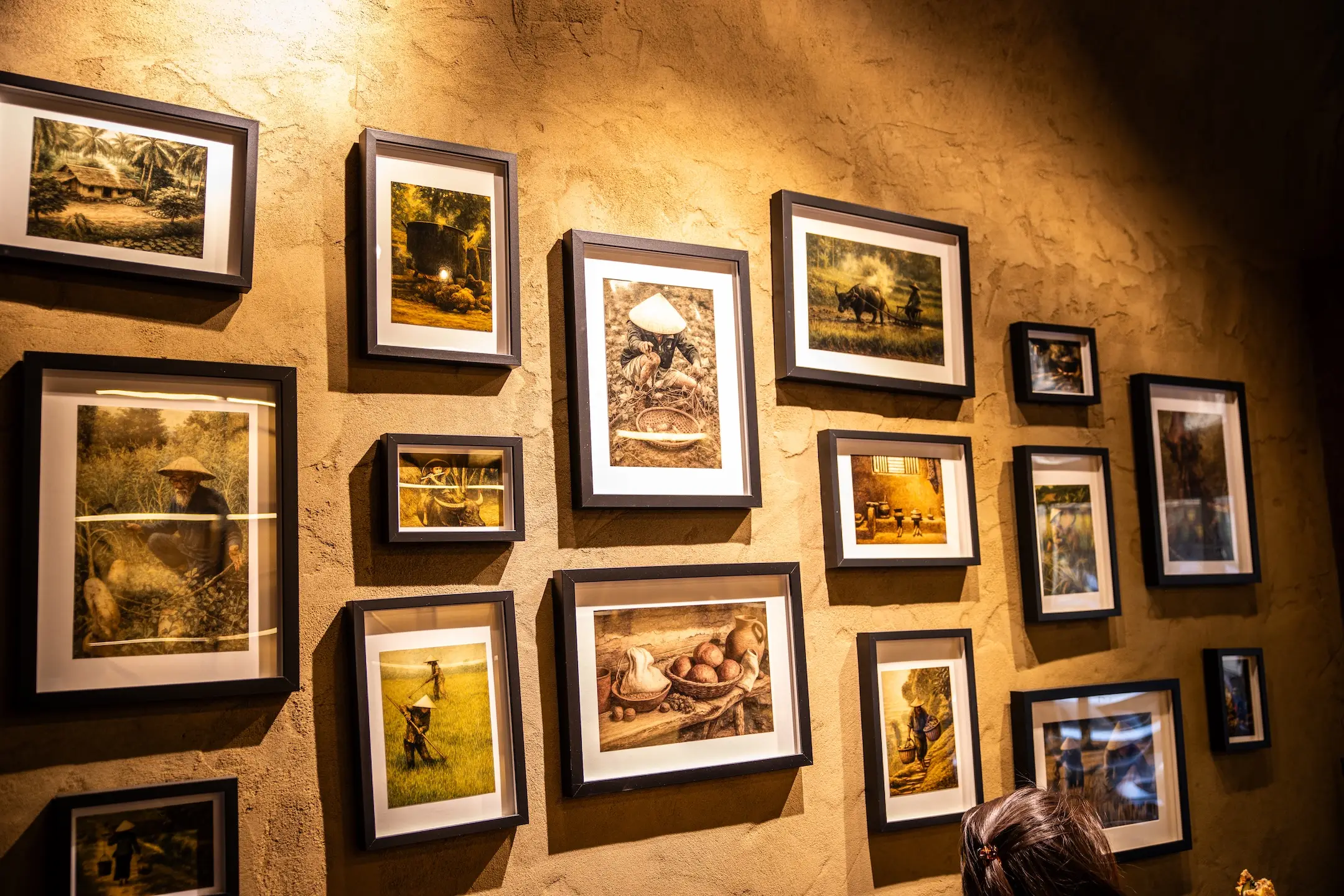 Wand mit vietnamesischen Bildern im Restaurant